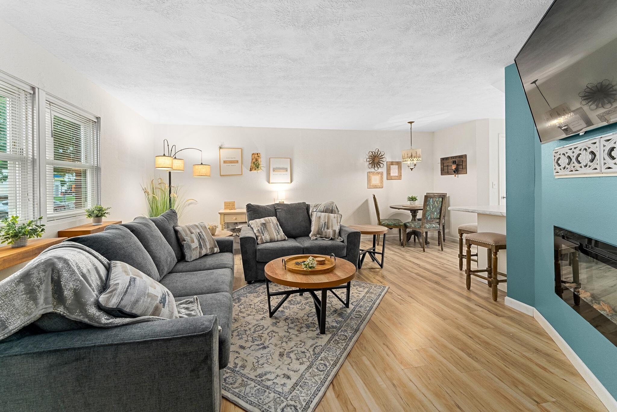 Building Photo - 1304 E Sylvan Cir