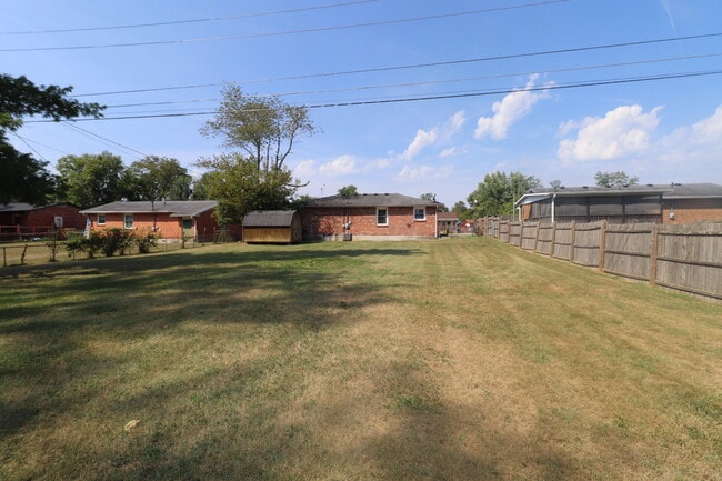 Building Photo - 318 Laurel Ln