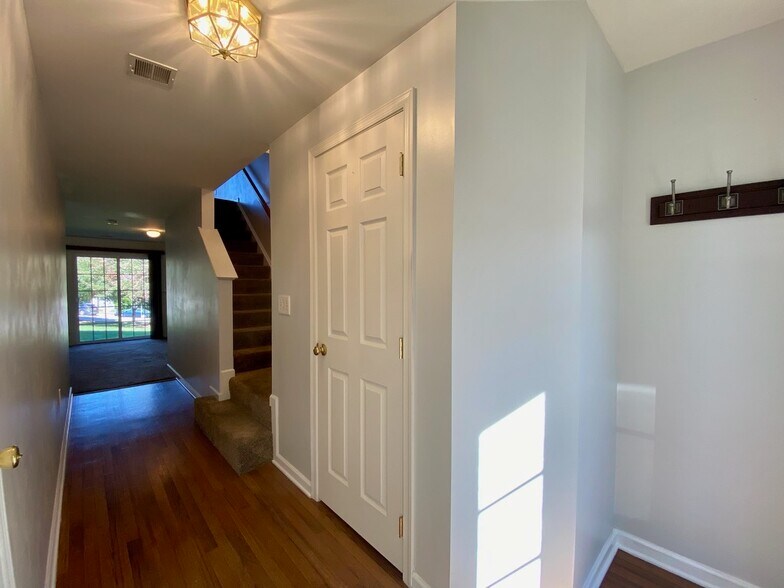 Building Photo - 2703 Equestrian Dr