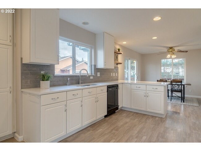 kitchen - 835 S Wynooski St