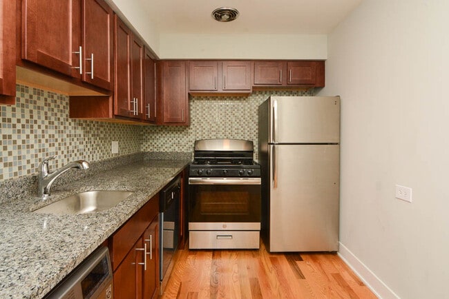 Building Photo - 696 Elm Pl