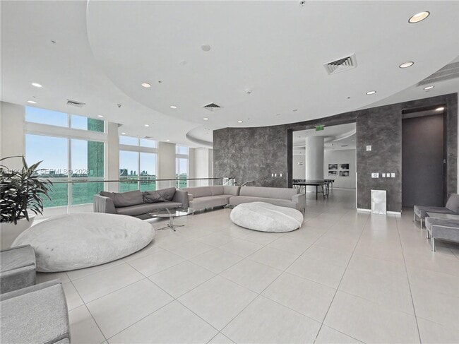 Building Photo - 1900 N Bayshore Dr