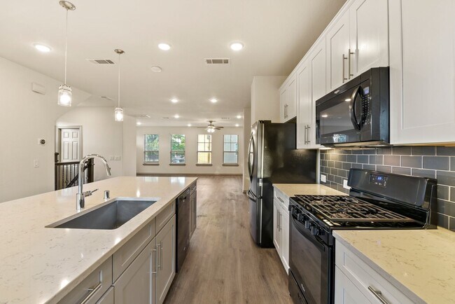 Building Photo - Spacious 4BR/3.5BA Home with In-Law Suite ...
