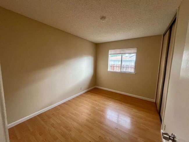 Building Photo - 827 Crested Dr