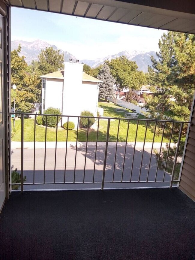 Building Photo - Great Location - Leafy Sandy Condo