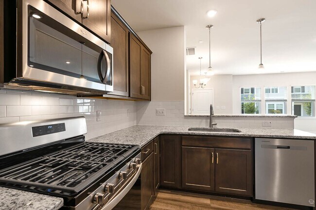 Building Photo - Cozy Townhome with 2 car garage!
