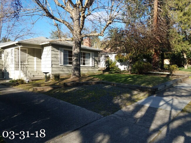 Building Photo - 1429 E Main St