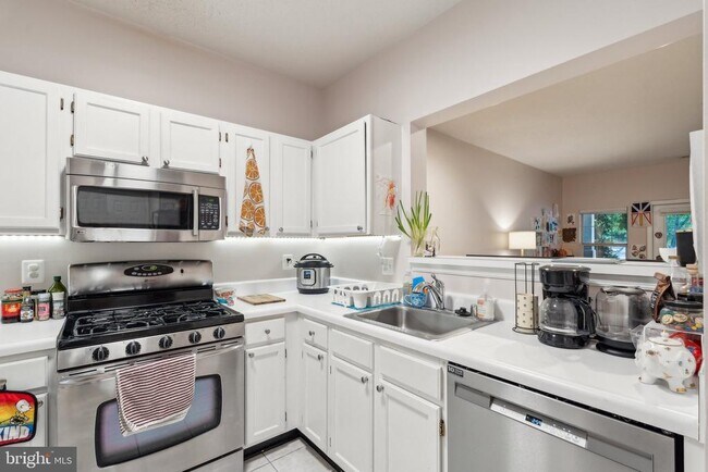 Building Photo - 1708 Lake Shore Crest Dr