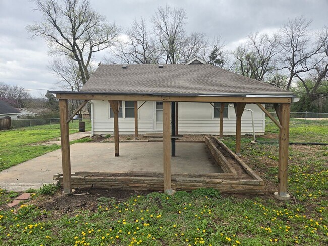 Building Photo - Country living in the city!!!