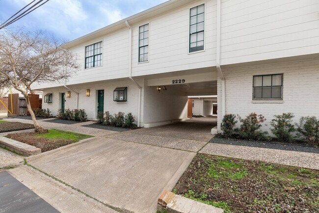 Building Photo - 2229 Mimosa Dr