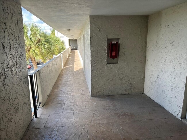 Building Photo - 6900 N Kendall Dr