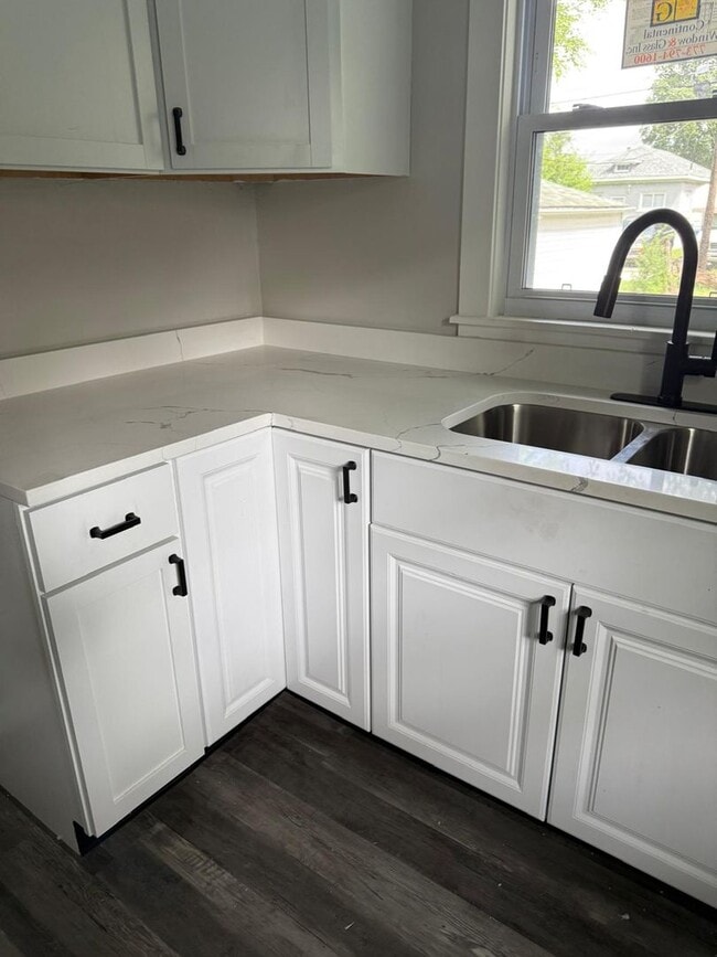 Building Photo - 5-Bedroom 2-Bath Completely Renovated!