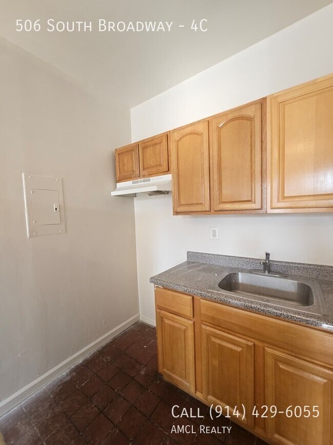 Building Photo - 506 S Broadway