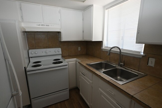 Building Photo - 2301 Stewart Ave #C C