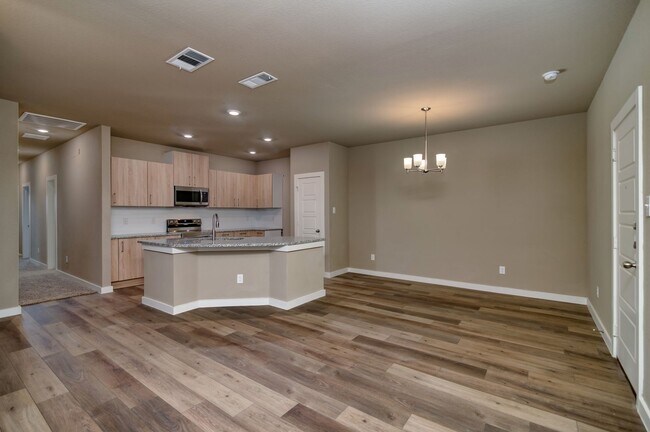 Building Photo - GORGEOUS 3 BEDROOM DUPLEX LOCATED IN MIDLO...