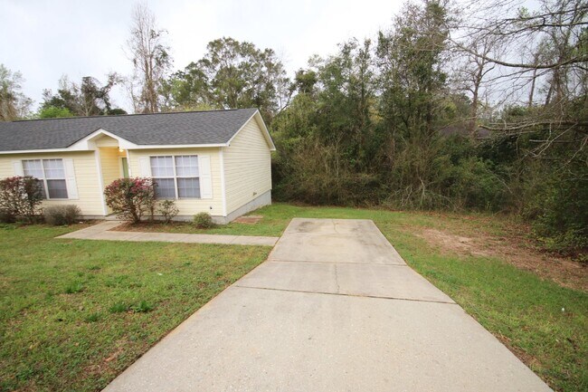 Building Photo - 3BR/2BA Home Near UWF – Wood-Look Flooring, Galley Kitchen, Pet Friendly!