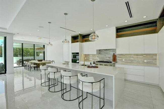 Building Photo - 1111 SE 9th Ave