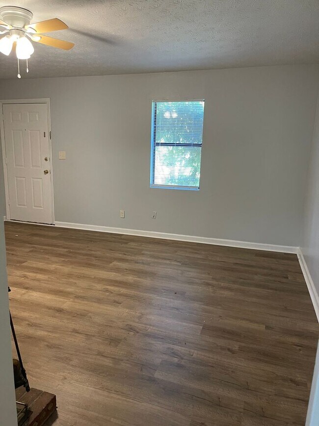 Building Photo - 2 Bedroom/ 1.5 Bathroom Duplex on Old Epps Bridge Rd!  Available early June!