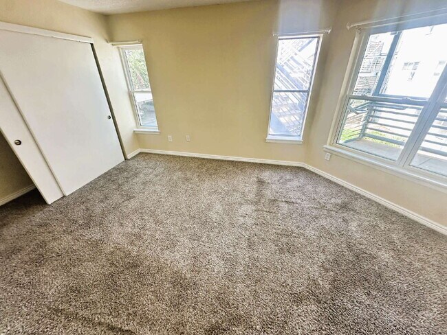 Building Photo - Updated 2 Bedroom, 2 Bath Condo (Available Immediately)