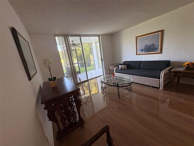 Building Photo - 3750 Inverrary Dr
