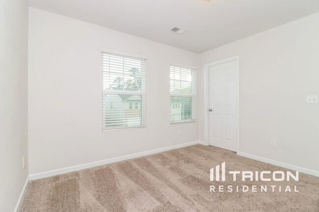 Building Photo - 2848 McKenzie Dr