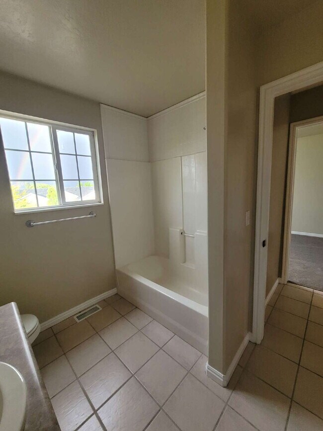 Building Photo - "Spacious 5-Bedroom home with 3.5 Baths and fenced yard!"