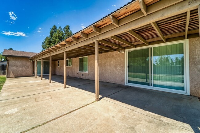 Building Photo - 4 bedroom 2 1/2 bath house in Yuba City