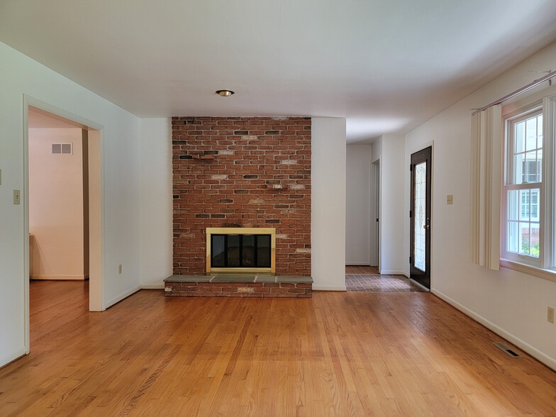 Building Photo - 231 Timber Rd