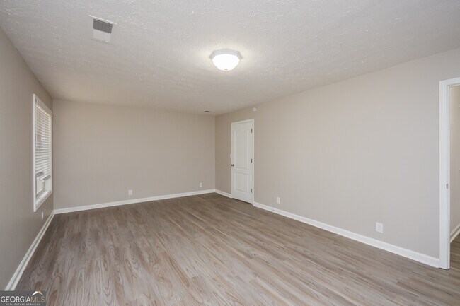 Building Photo - 165 Fields Creek Way