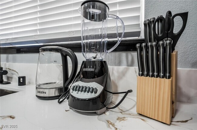 Building Photo - 7439 Trudy Ln