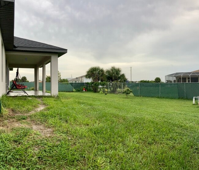 Building Photo - 350 Piper Ave