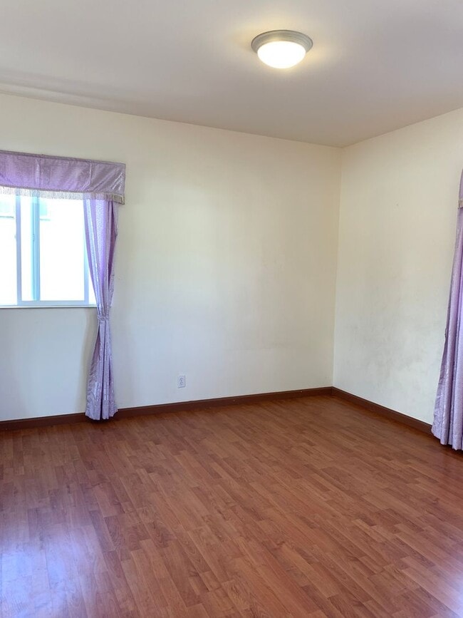 Building Photo - Liliha: 2 Bed, 1 Bath + Den Duplex w/ 1 Parking Spot - Includes Utilities!
