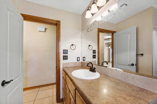 Building Photo - 1202 Hershel Dr