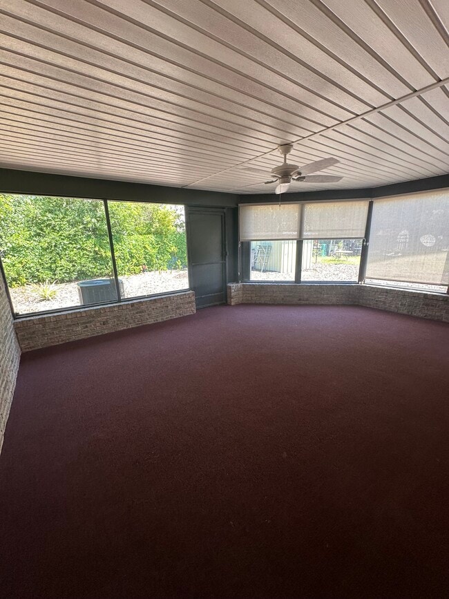 Building Photo - 329 E Evergreen Ave