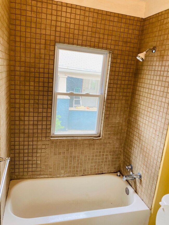 Building Photo - Charming Bungalow Near Downtown
