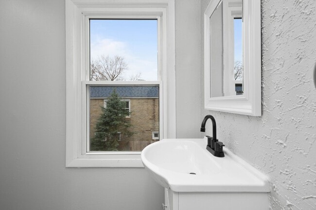 Building Photo - SCORE 50% OFF 1ST MONTH'S RENT IF SIGNED BY DEC 5! Beautiful 2 bedroom home in Coraopolis availab...