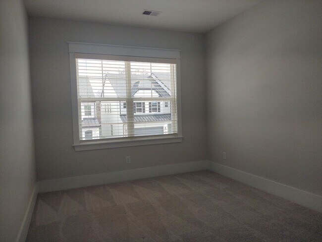 Building Photo - Move-in ready Townhome located in Blanchar...