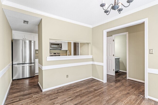 Building Photo - Newly Updated Park Place Townhome in Green...