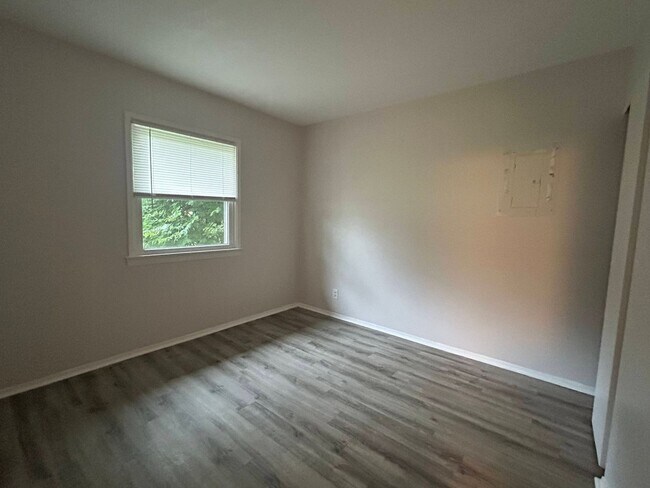 Building Photo - Fabulous 3 bedroom Ranch