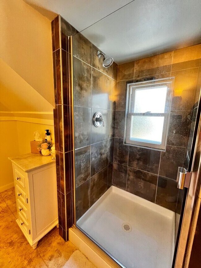 Building Photo - Update 4 Bed 2 Bath House in Old Town! Ava...