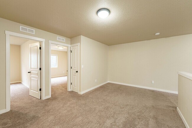 Building Photo - 3 Bedroom 2.5 Bath Townhome - Convenient R...