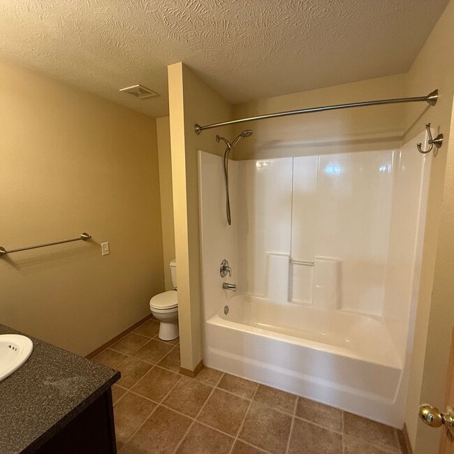 Building Photo - 3 bedroom 2 bath home in Willard School District