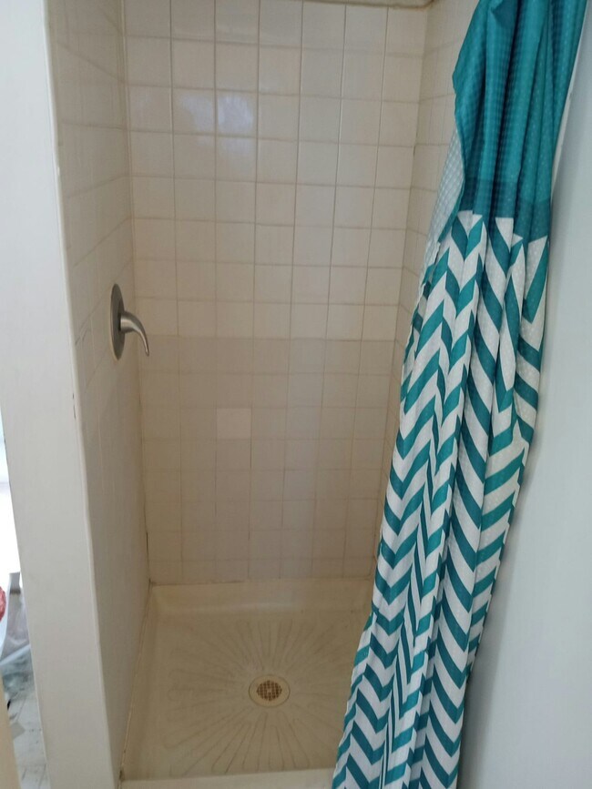 Building Photo - 437 E 9th St