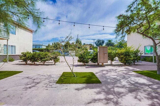 Building Photo - 2425 S Ridgeley Dr