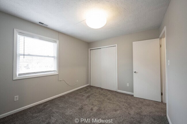 Building Photo - "Charming 2-Bed Haven with 1.5 Baths in Indianapolis – Cozy Living Awaits!"