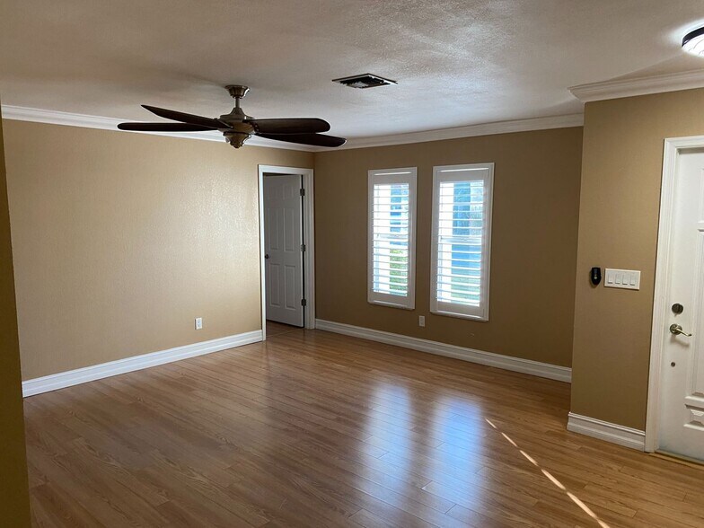 Building Photo - COMING SOON: Gorgeous, remodeled DIRECT ACCESS: 3 bedroom 2 bathroom water front home