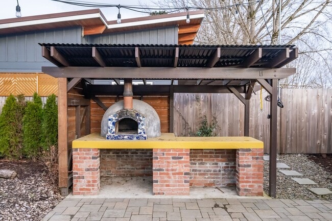 Building Photo - Charming 3-Bed 2 Bath Home with Spectacula...