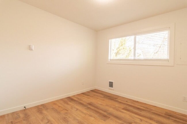 Building Photo - 506-510 SE 46th Ave