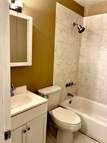 Building Photo - 800 Vanderveer