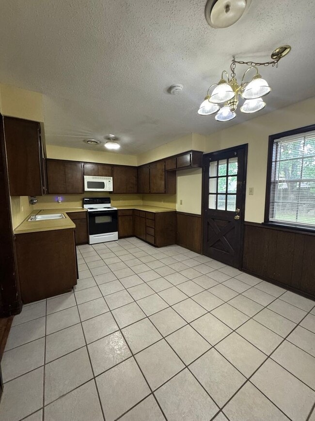 Building Photo - 4724 Skywood Dr